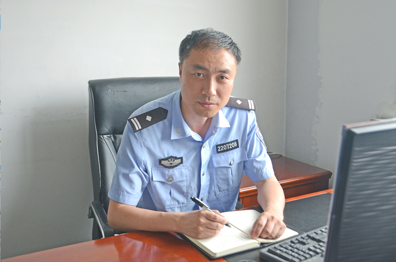 从小就有一个警察梦，当他踏上工作岗位，却发现有着天壤之别…